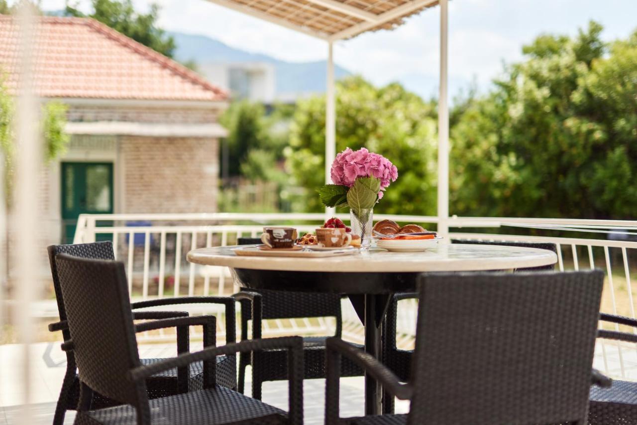 Villa Waikiki Beach House Tivat Exterior foto