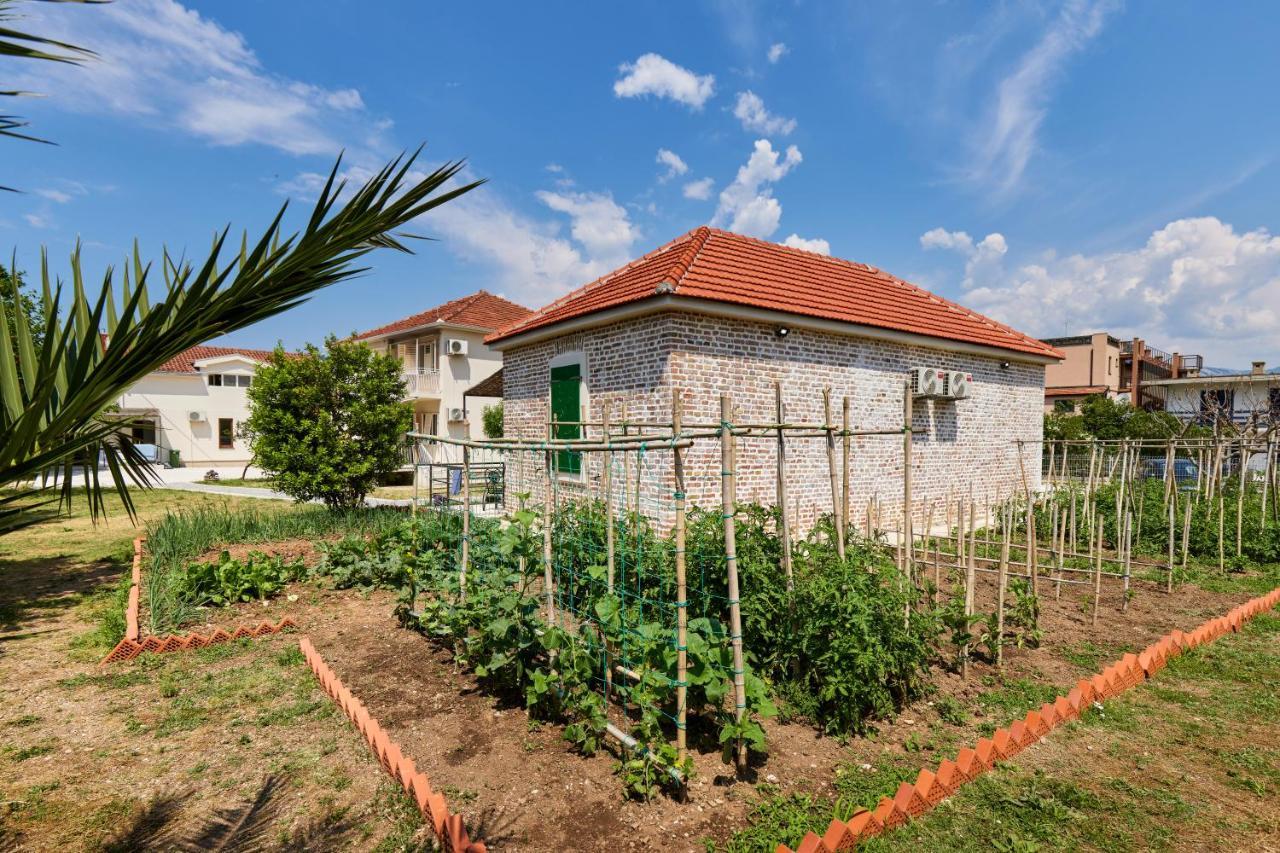 Villa Waikiki Beach House Tivat Exterior foto